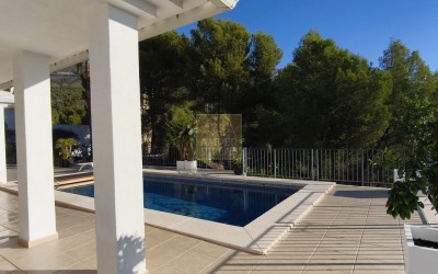 A fantastic villa with a heated swimming pool, spacious terraces and lovely views.